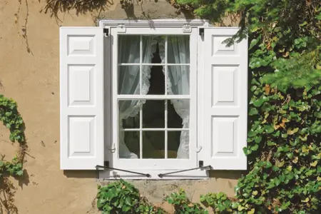 إصلاح وتركيب النوافذ الخشبية