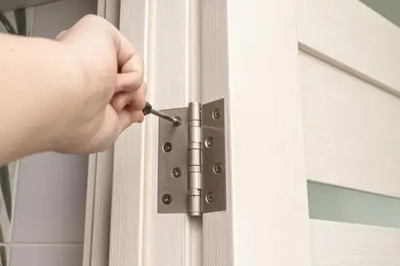 صيانة وإصلاح الأبواب الخشبية 1