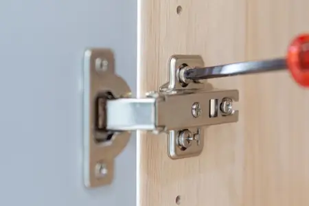 صيانة وإصلاح الأبواب الخشبية